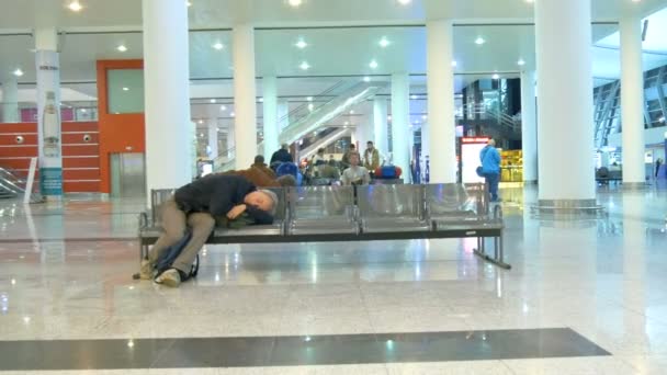 Homem Dormindo Aeroporto Istambul Turquia Viagens — Vídeo de Stock