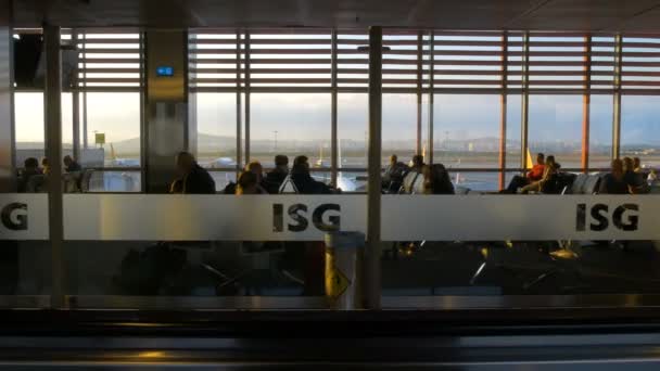 Άνθρωποι Στο Αεροδρόμιο Της Κωνσταντινούπολης Τουρκία Ταξίδια — Αρχείο Βίντεο