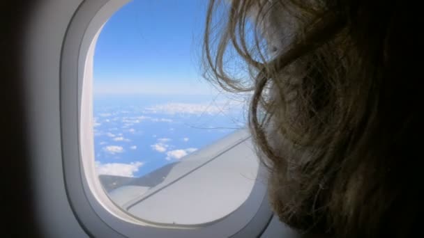 男乘客乘飞机 白天坐在窗口附近与蓝天 — 图库视频影像