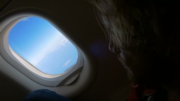 飛行機 青空と一日の時間に座って窓の近くで男性乗客旅行します — ストック動画