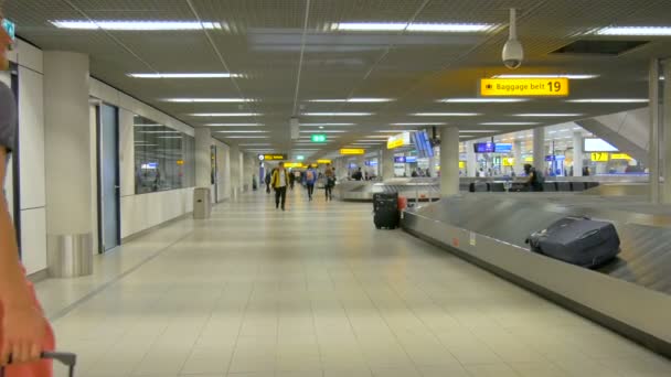 Personas Caminando Aeropuerto Internacional Amsterdam — Vídeos de Stock