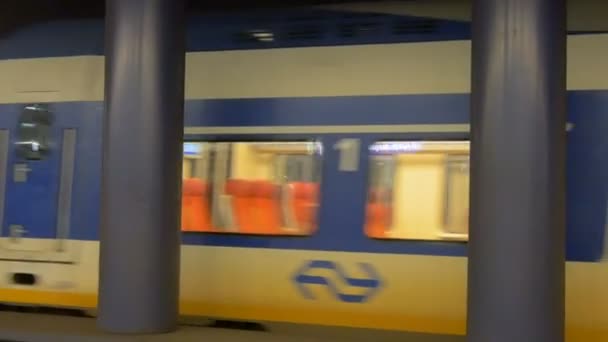 アムステルダム国際空港で黄色い電車と地下鉄駅 — ストック動画