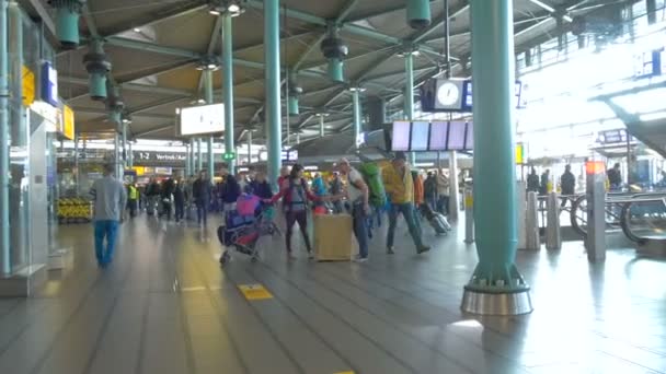 Personas Caminando Aeropuerto Internacional Amsterdam — Vídeos de Stock