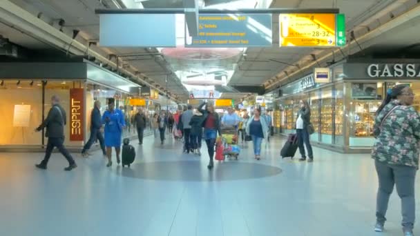 Personas Caminando Aeropuerto Internacional Amsterdam — Vídeos de Stock