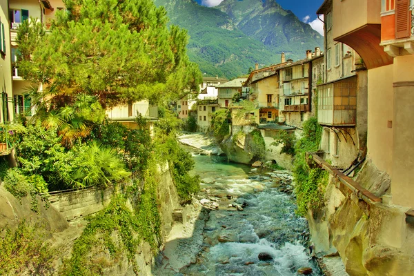 Chiavena an alter brücke in italien — Stockfoto