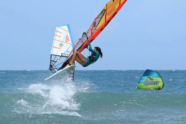 Deneme femail Jericoacoara içinde Rüzgar Sörfü — Stok fotoğraf