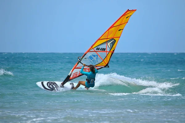 Deneme femail Jericoacoara içinde Rüzgar Sörfü — Stok fotoğraf