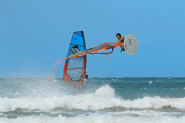 Jericoacoara içinde deneme Rüzgar Sörfü — Stok fotoğraf