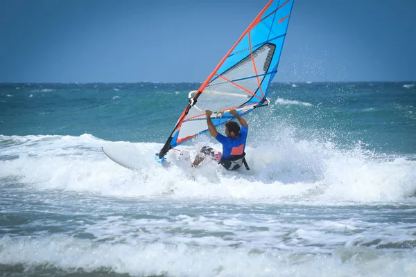 Beau mail sportif windsurfer — Photo