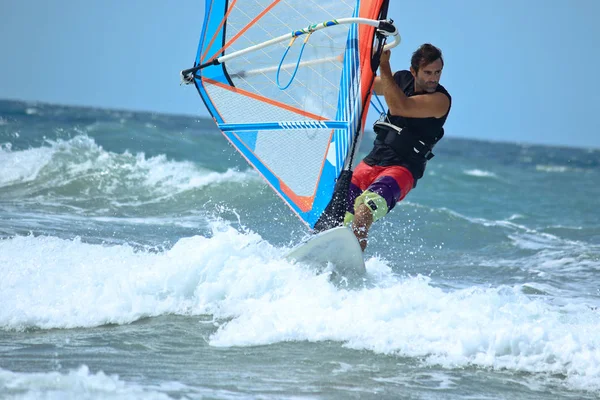 Beau mail sportif windsurfer — Photo