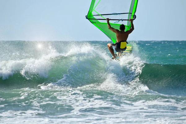 Ner Visa vindsurfing förbereda att fånga vågen — Stockfoto