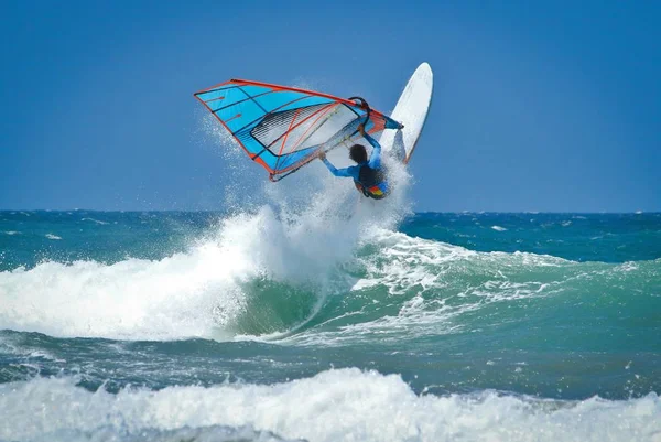 Windsurf salta del agua — Foto de Stock
