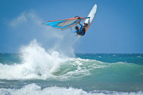 Windsurfing jumps out of the water — Stock Photo, Image