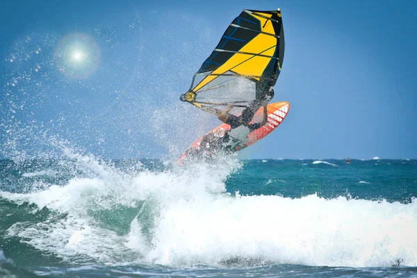 Windsurf salta del agua — Foto de Stock