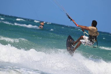 uçan kitesurfer yakın çekim