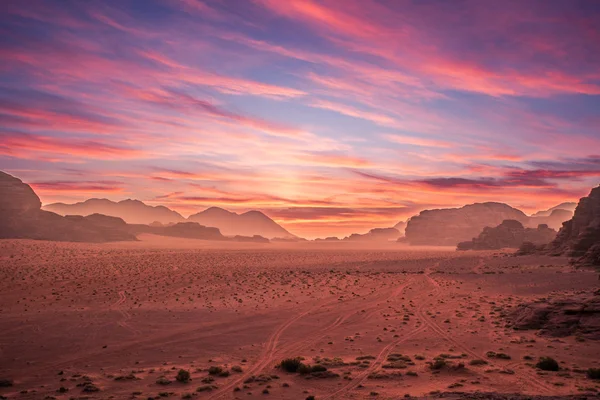 Wádí Ram pouštní krajina, Jordánsko — Stock fotografie