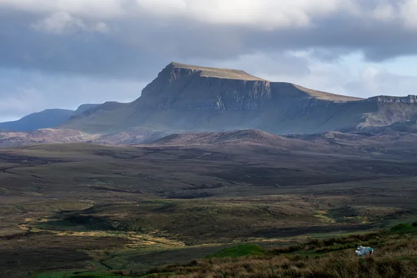 Old man of Storr, Highlands, Isle of Skye, Scotland. — Stock Photo, Image