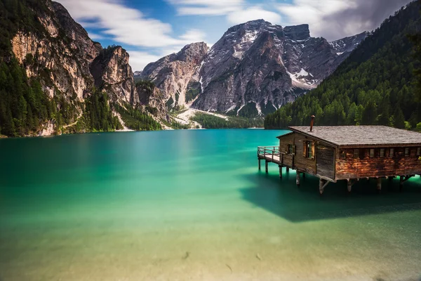 Braies 湖、ドロミティ、トレンティーノ ・ アルト ・ アディジェ、イタリアの小屋します。 — ストック写真