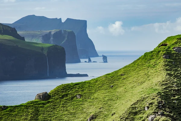 Typická krajina na Faerských ostrovech. — Stock fotografie