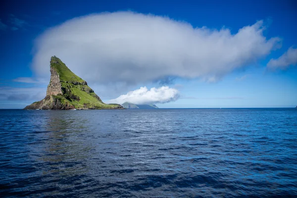 Tindholmur, Faroe Islands natural scenery : a rocky islet caught from the sea in a sunny day . — Stock Photo, Image