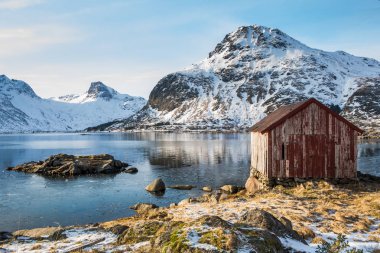 Lofoten Adaları, Norveç üzerinde bir plajda geleneksel kırmızı Rorbu