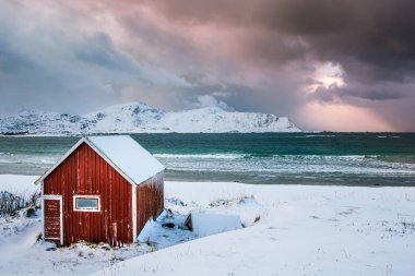 Lofoten Adaları, Norveç üzerinde bir plajda geleneksel kırmızı Rorbu
