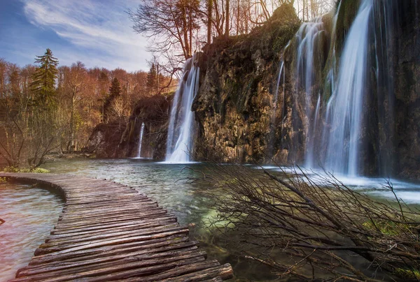 Şelale ile turkuaz su n Plitvice Gölleri Milli Parkı görkemli görünümü — Stok fotoğraf