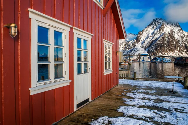Casa de madera roja con terraza con vistas al fiordo de la mañana en Molde, Noruega — Foto de Stock