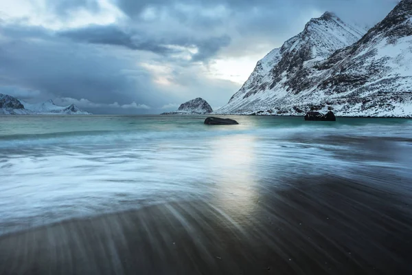 Haukland plaża na Lofotach w Norwegii Północnej na zimny zimowy poranek. — Zdjęcie stockowe