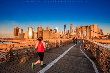 Yaya geçit üzerinde Brooklyn Köprüsü, Manhattan, New York, New York State, Amerika Birleşik Devletleri