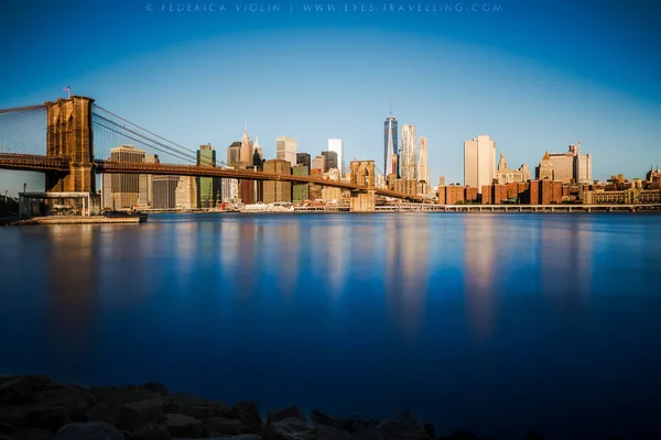 纽约市黄昏时的布鲁克林大桥 — 图库照片