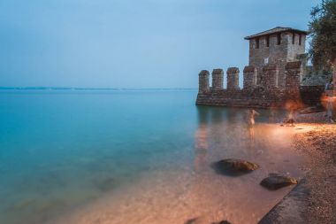 Sirmione şehir İtalya Garda Gölü yakınındaki kalede Rocca Scaligera