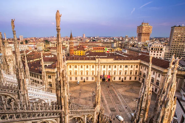 Iew de Milão a partir do topo da Catedral de Duomo, principal marco arquitetônico da cidade . — Fotografia de Stock