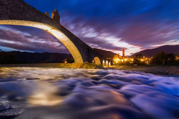 Fotografía Nocturna Del Puente Gobbo Ciudad Bobbio Piacenza Italia —  Fotos de Stock