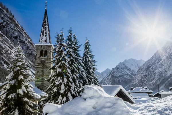 Gereja kecil dan menara lonceng di desa Alagna di pegunungan Alpen, Piedmont, Italia — Stok Foto