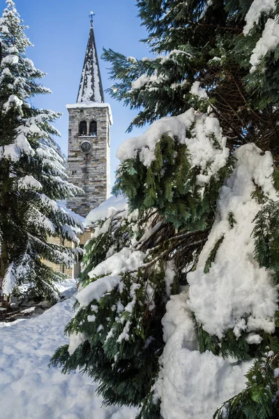 Малі церкви і вежі дзвоник у Аланья село на гори Альп, П'ємонт, Італія — стокове фото