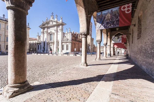 Mantua Ducale palác na Sordolle náměstí z uvnitř kolonády na věž katedrály a paláce — Stock fotografie