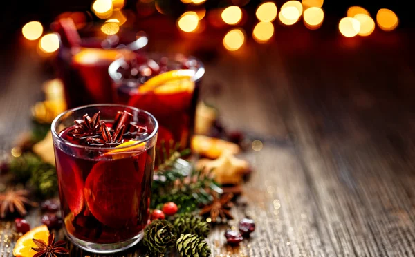 Vino rosso brulé di Natale in un bicchiere — Foto Stock