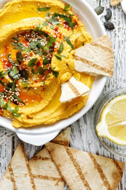 Kabak humus beyaz tabakta Üstten Görünüm