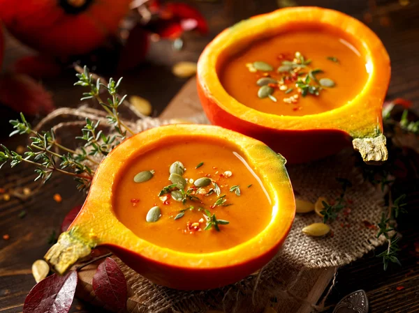 Soupe de citrouille servie dans des citrouilles creuses — Photo