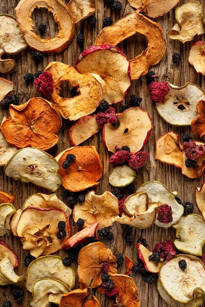 Trockenfrüchte, Äpfel, Birnen, Brombeeren und Himbeeren perfekt für Weihnachtskompott — Stockfoto