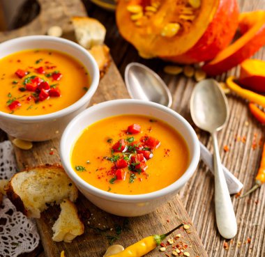 Bir beyaz seramik kase kabak çorbası