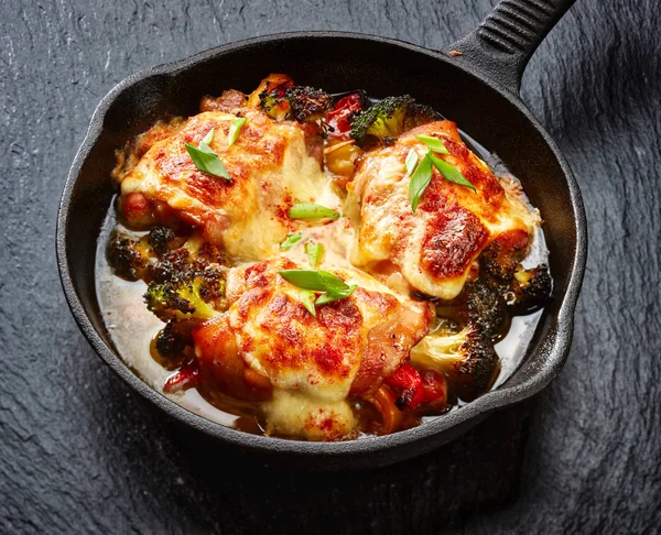 Coxas de frango teriyaki assadas recheadas com legumes, assadas com queijo mussarela — Fotografia de Stock