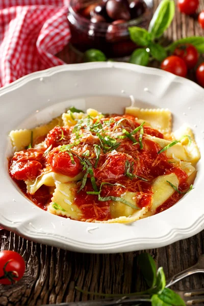 Ravioli rellenos de verduras a la parrilla rematadas con salsa de tomate, queso de grana padano y albahaca fresca — Foto de Stock