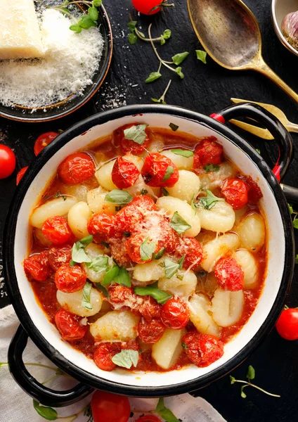 Aardappel gnocchi met cherry tomatensaus, bovenaanzicht — Stockfoto