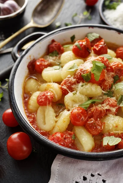 Aardappel gnocchi met cherry tomatensaus — Stockfoto