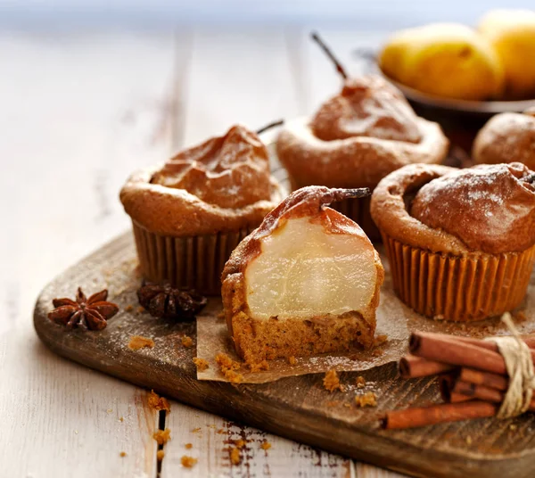 Muffins mit Birnen und Gewürzen — Stockfoto