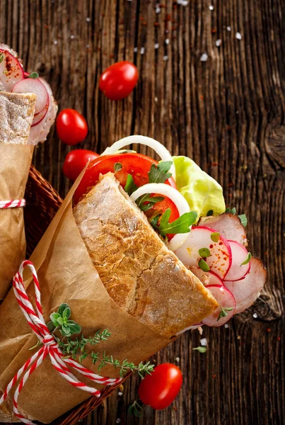 Бутерброд зі свіжими овочами та шинкою — стокове фото