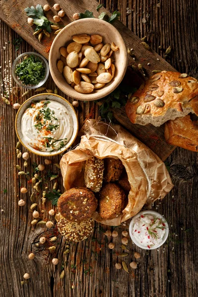 Falafel, dips lezat dan almond panggang, hidangan pembuka vegan yang sangat baik, top view — Stok Foto