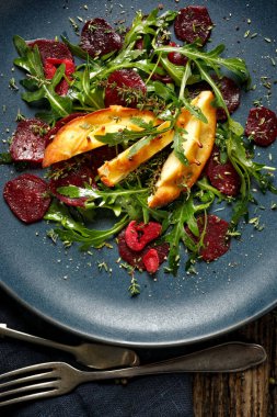 Kavrulmuş kırmızı pancar, taze roka ve füme peynirli salata